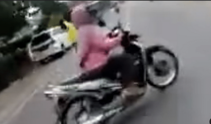 Video Detik-detik Pengendara Motor Tabrak Emak-emak, Warganet: Siapa yang Salah?