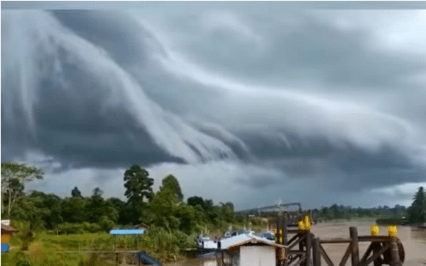 Fenomena Awan Mirip Tsunami Terjadi di Langit Kota Ini, Coba Lihat