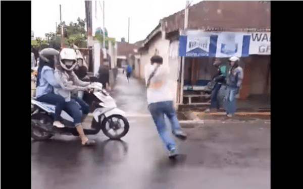 Polisi Viral, Kejar Pelaku yang Lari ke Gang Lalu Lepas Tembakan