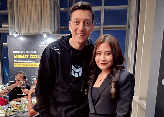 Momen Makan Malam Prilly Latuconsina Bareng Mesut Ozil, Heboh..