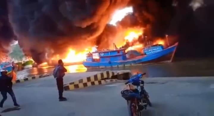 Kebakaran Kapal Nelayan di Pelabuhan Cilacap, Pemadaman Masih Berlangsung