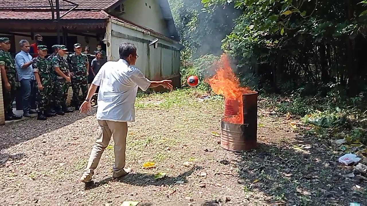 Selain Nikuba, H Aryanto Misel Buat Bom Pemadam Api Berbahan Kulit Singkong