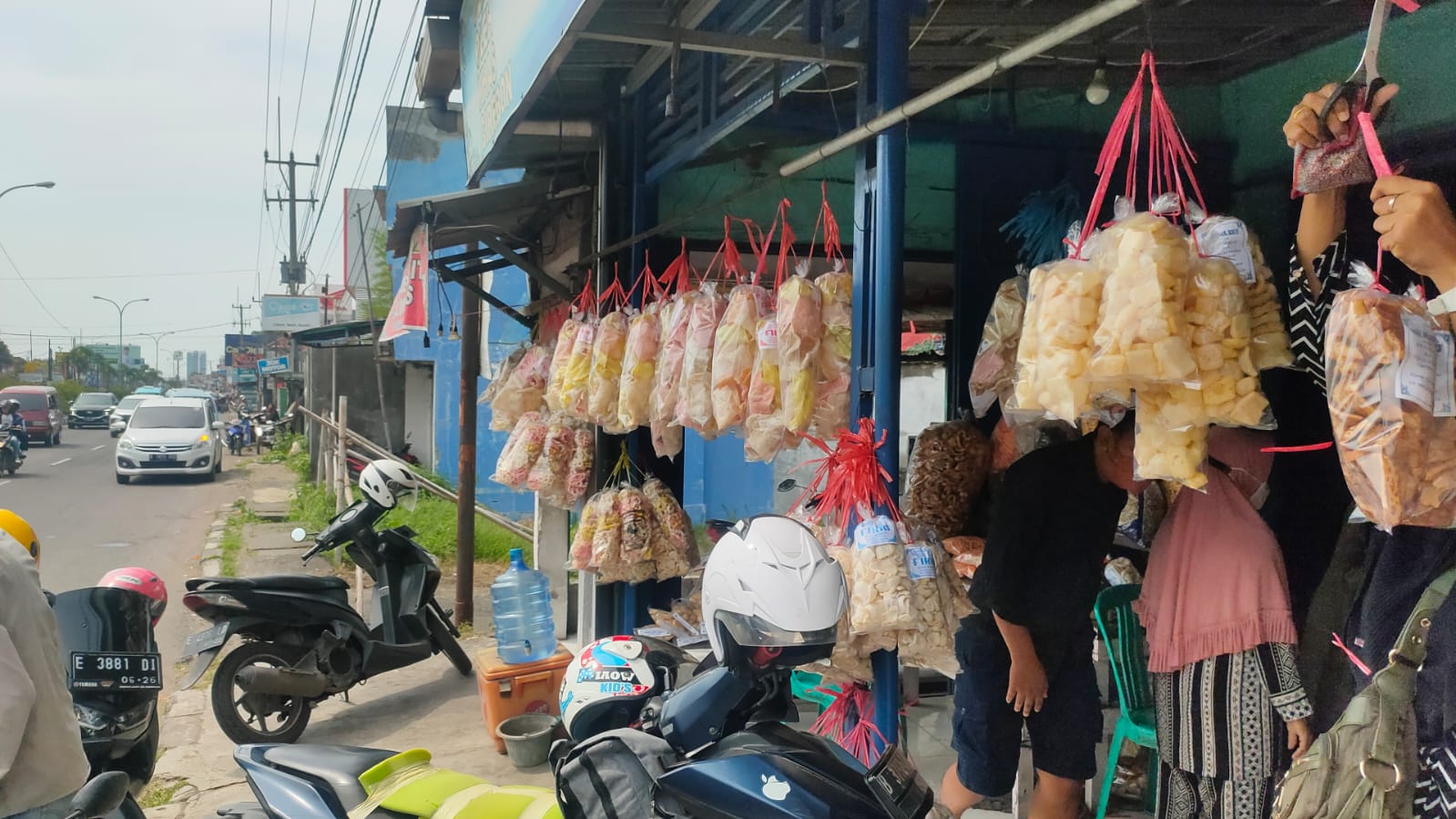 Pemudik Arus Balik Berburu Makanan Oleh-oleh Khas Cirebon di Jalur Pantura