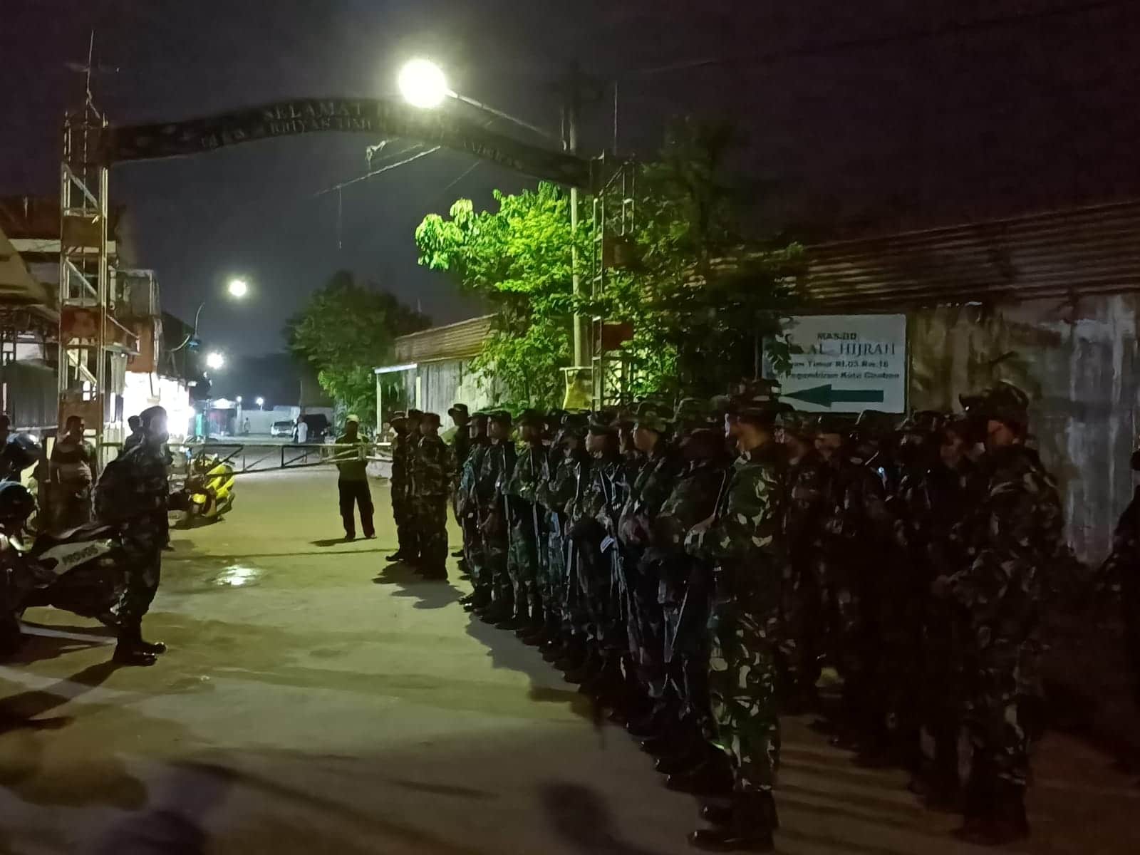 Puluhan Anggota TNI Bawa Senjata Lengkap Datangi Kampung Kriyan Timur, Ada Apa?