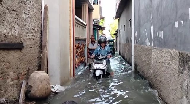 Banjir Rob Terjang Kampung Kesunean Utara Kota Cirebon