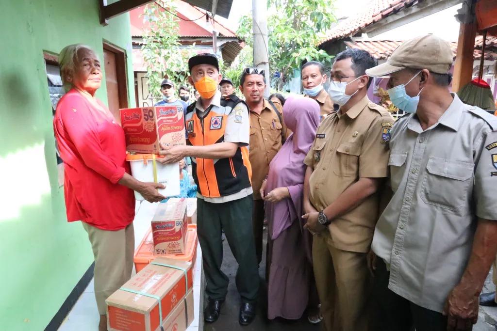 Berikan Bantuan Kepada Warga Terdampak Banjir Rob di Pesisir Cirebon