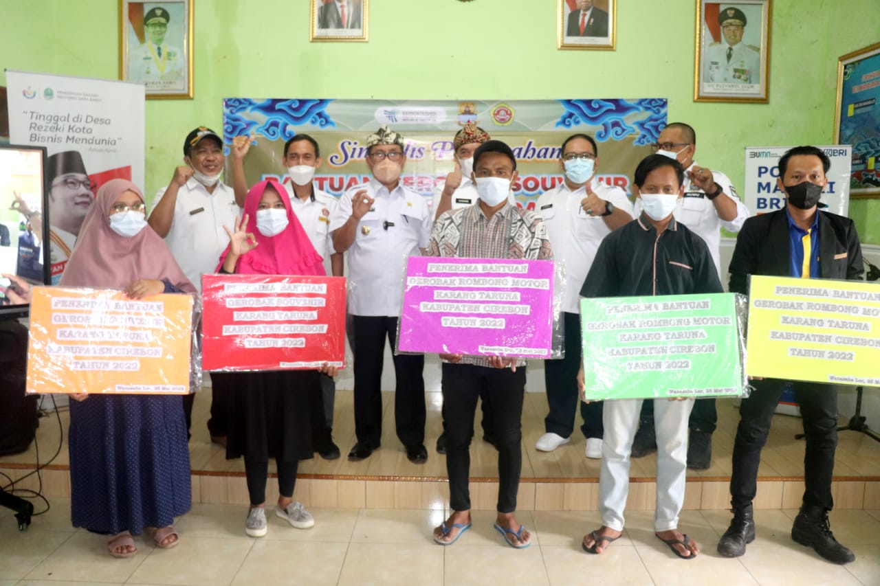 Serahkan Bantuan Usaha, Bupati Harap Karang Taruna Lebih Partisipatif