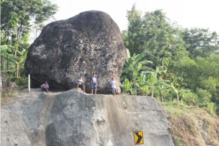 Asal Usul Batu Bleneng Tol Cipali, Diangkut dari Gunung Ciremai