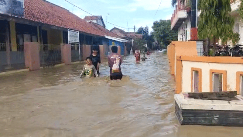 Banjir Waled Cirebon Hari Ini, Warga: Telah Dibuka Kolam Renang Gratis