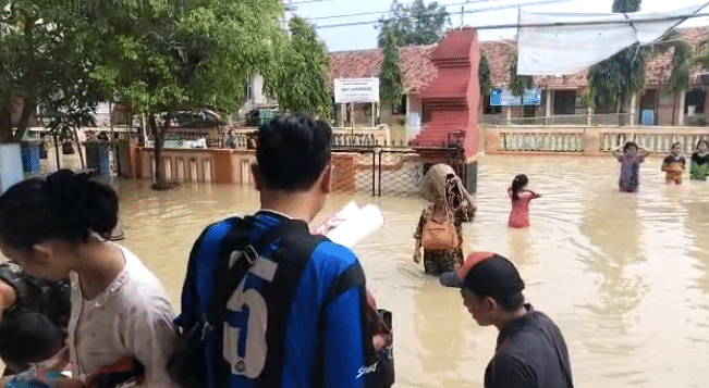 Banjir Gunung Sari Cirebon, Warga Mengungsi ke Balai Desa