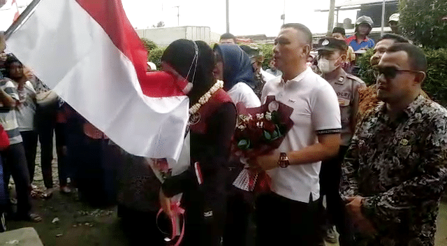 Dewi Laila Peraih Emas SEA Games Pulang Kampung, Disambut Layaknya Pahlawan di Lungbenda Cirebon