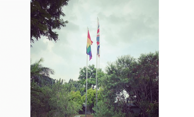 Kedubes Inggris Kibarkan Bendera LGBT di Indonesia, Ini Alasannya