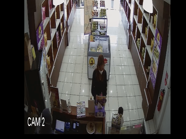 Pencuri Hampers di Toko Jalan Tuparev Cirebon Terekam CCTV, Semoga Jera