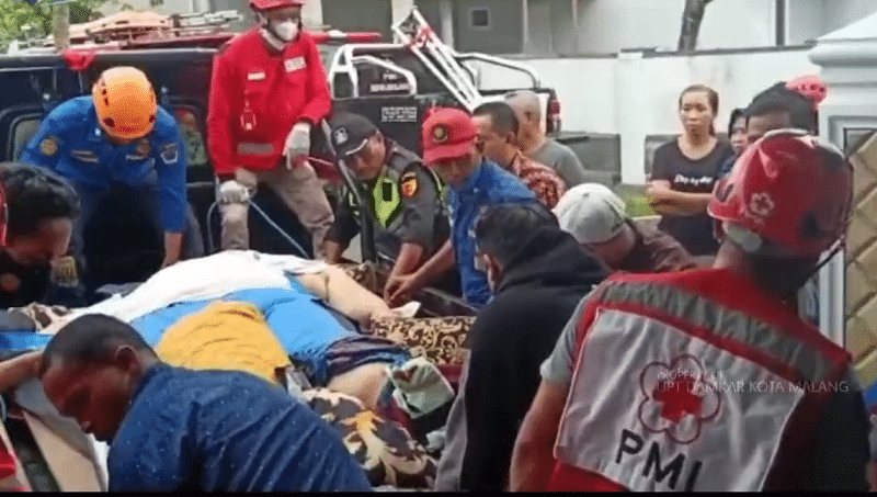Pria 275 Kg Jatuh di Lift karena Tali Sling Putus, Dievakuasi Tak Muat di Ambulans