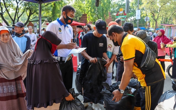 Polresta Cirebon Gelar Lomba Pungut Sampah di CFD