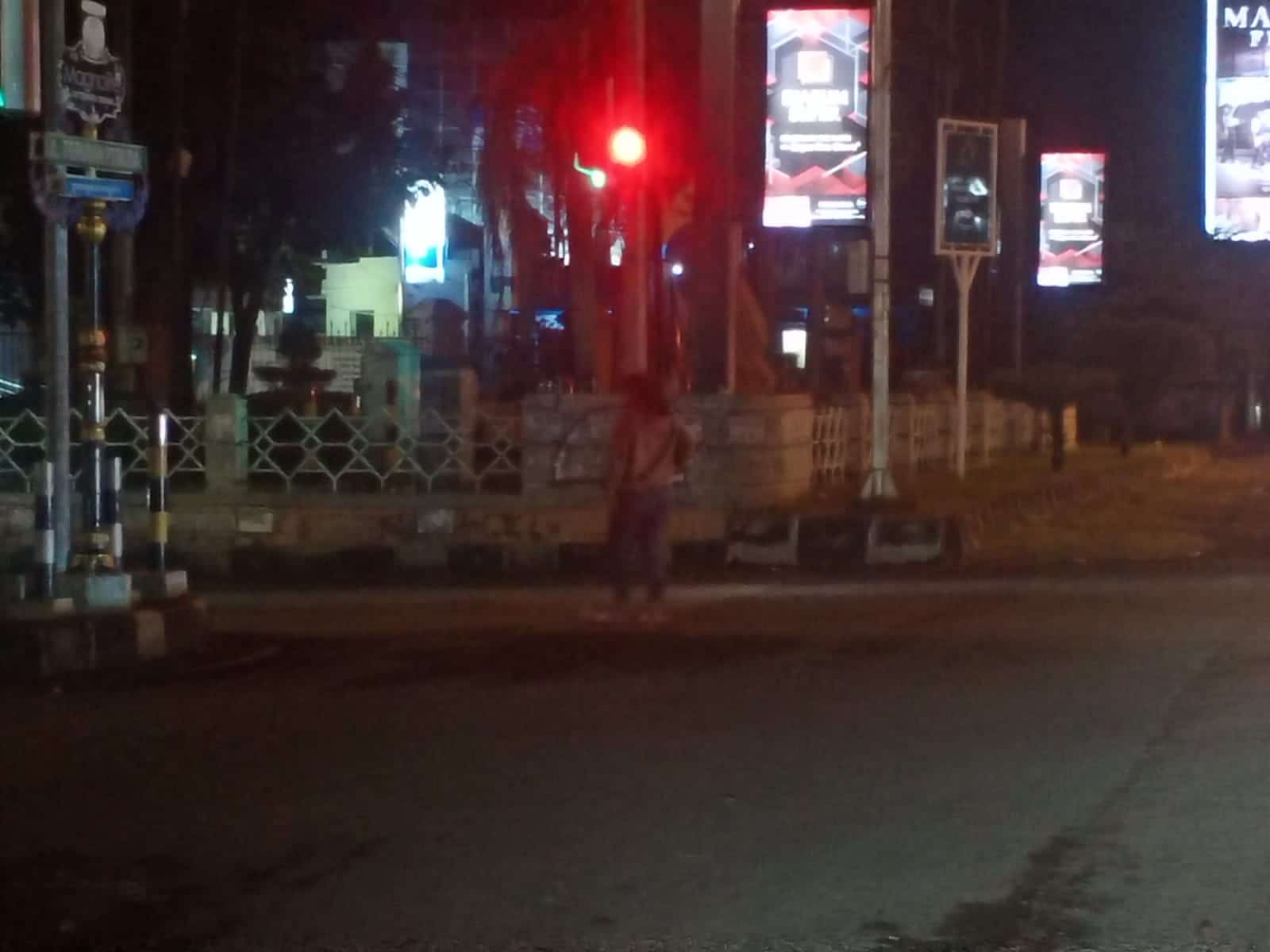Wanita Jalan Kaki di Tengah Jl By Pass Kota Cirebon, Kondisi Shock