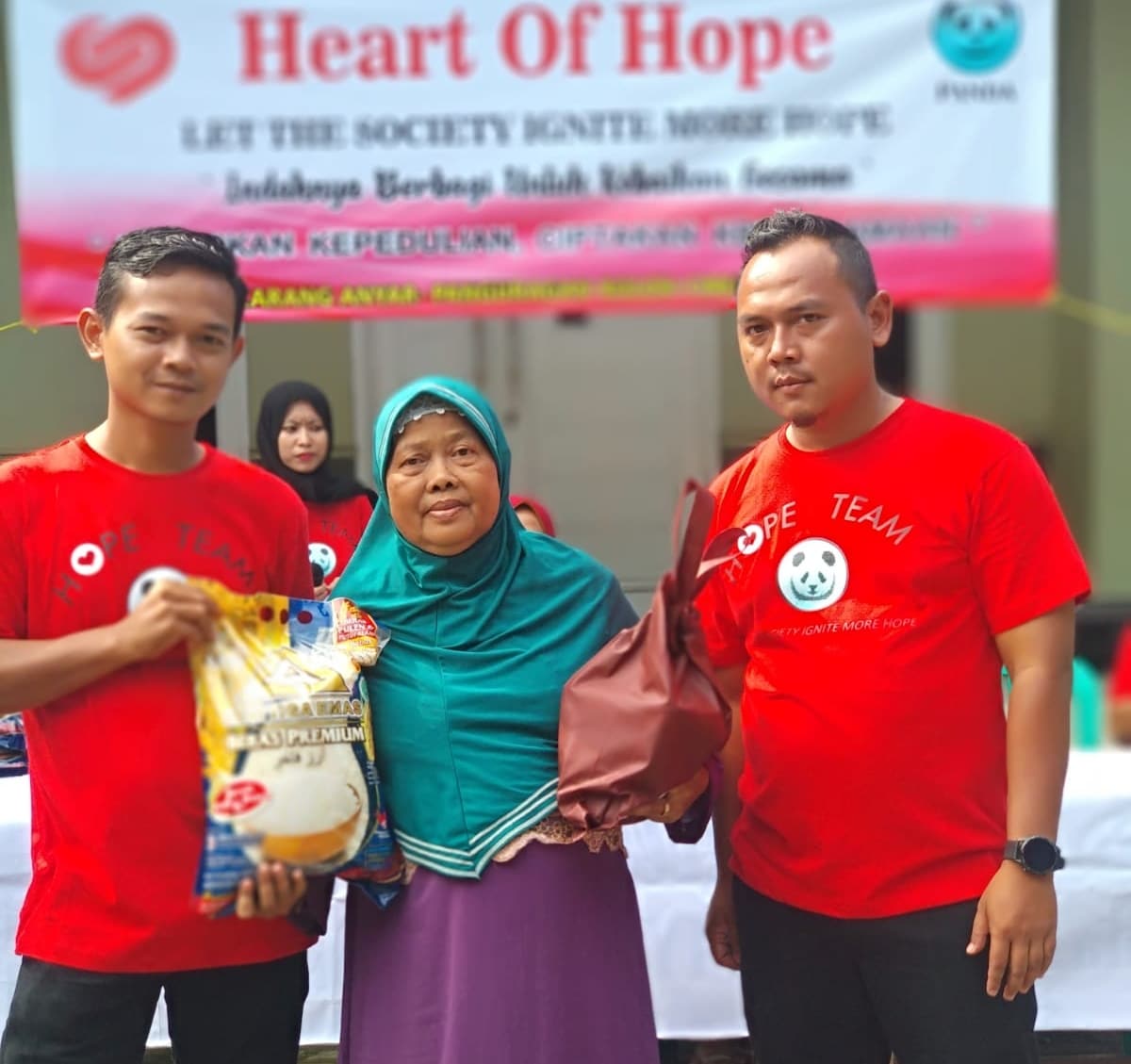 Heart of Hope Berbagi Rizki, Tebar 105 Sembako  di Panguragan Kulon