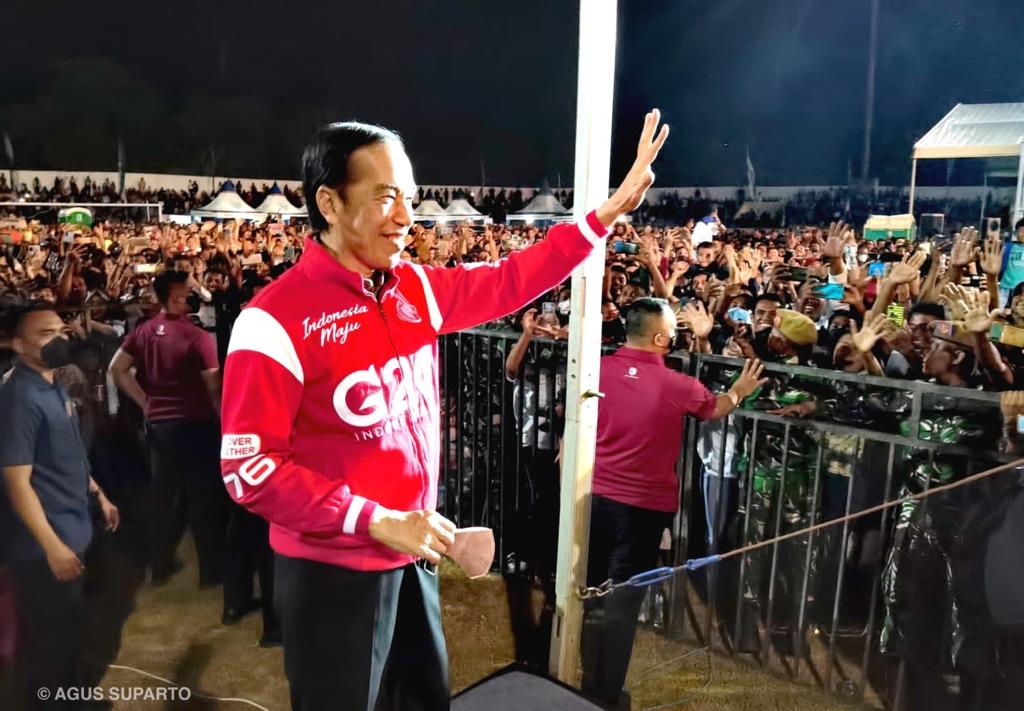 Jokowi Tonton Konser Slank di Ende, Menikmati Musik Hingga Larut Malam, Ini Tampaknya….