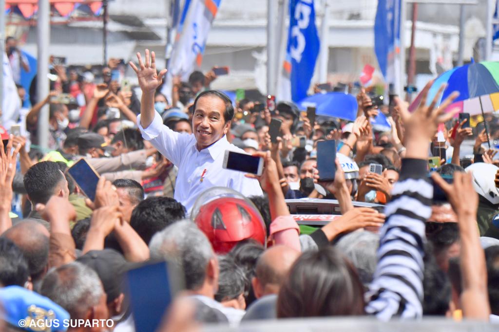 Jokowi Disambut Ribuan Warga di Sumba Timur, Sapa Dari Dalam Mobil, Ini Tampaknya…