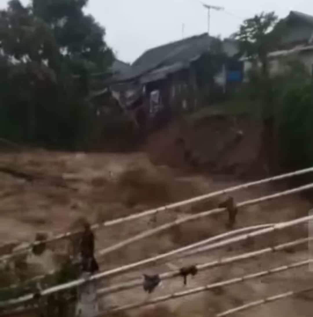 Banjir Bandang di Ciwidey: Mobil, Jembatan dan Rumah Terbawa Derasnya Arus Air