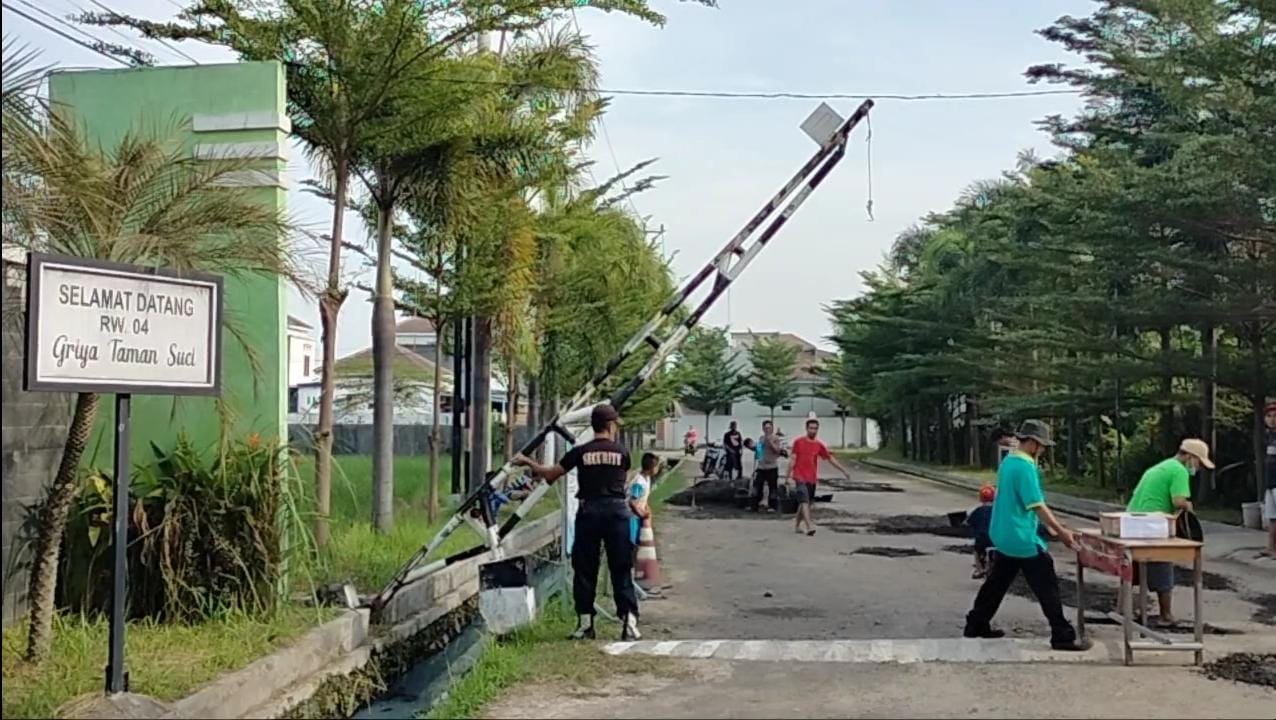 Jalan Rusak di Griya Taman Suci, Warga Gotong Royong karena Tak Kunjung Diperbaiki