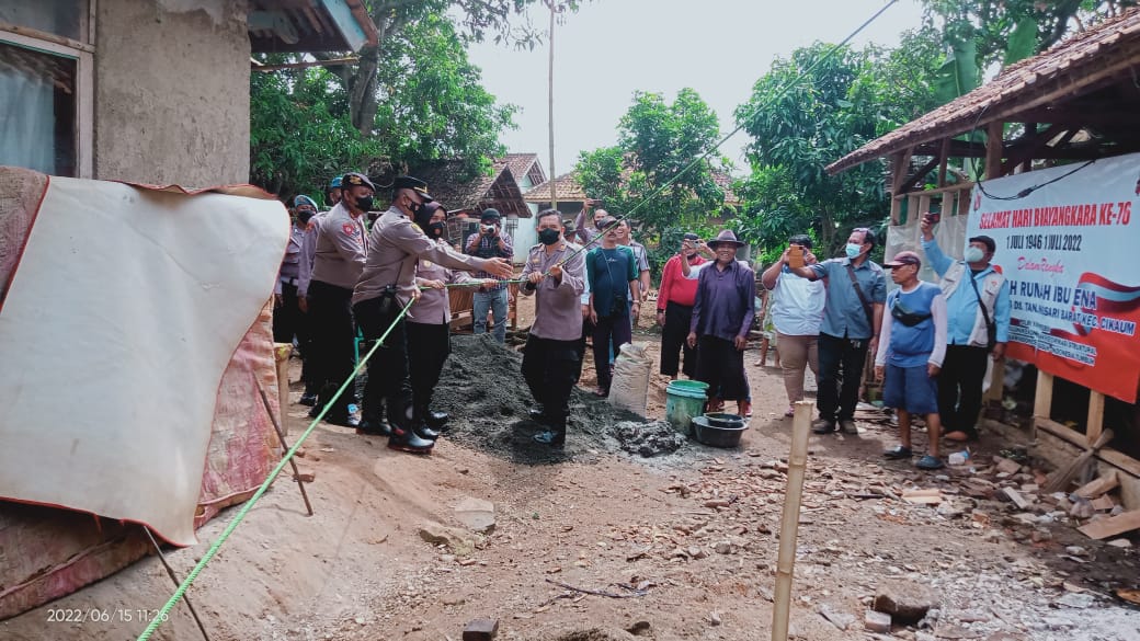 Kapolres Subang Beri Bantuan Rutilahu ke Warga Desa Tanjungsari Barat Subang