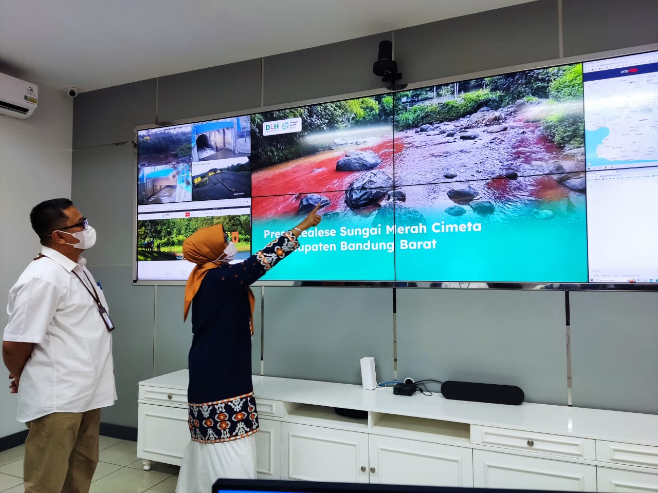 DLH Jawa Barat Pastikan Cemaran Merah Sungai Cimeta Tak Berbahaya