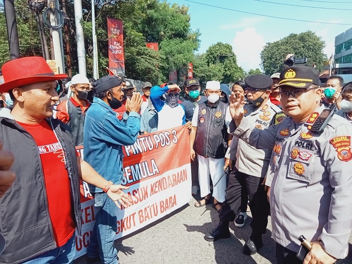 Demo Warga di Pelabuhan Cirebon, Hadang Truk Batubara, Ini 3 Tuntutannya