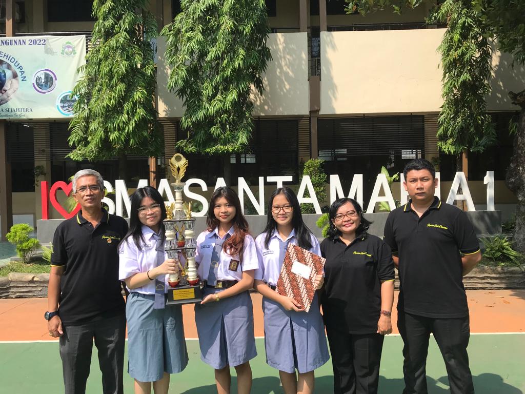 SMA Santa Maria 1 Cirebon Raih Juara I di Ajang Debate Competition