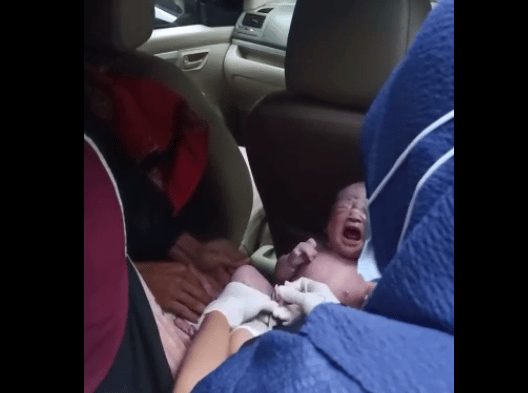 Ibu Hamil Melahirkan di Grab Car, Bayi Sudah Keluar Setengah Badan, Terlilit Usus