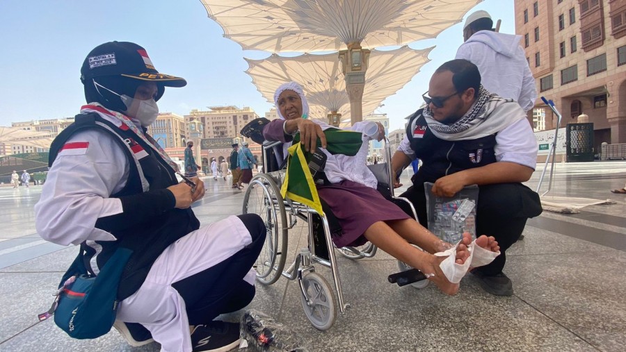 Injak Halaman Masjid Nabawi, Kaki Jemaah Haji Indonesia Ini Melepuh