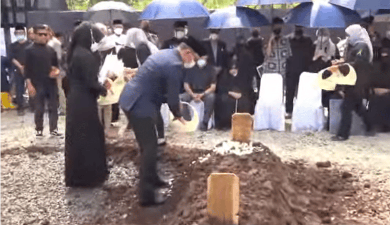 Potret Pemakaman Eril di Cimaung, Ridwan Kamil dan Atalia Saling Menguatkan  