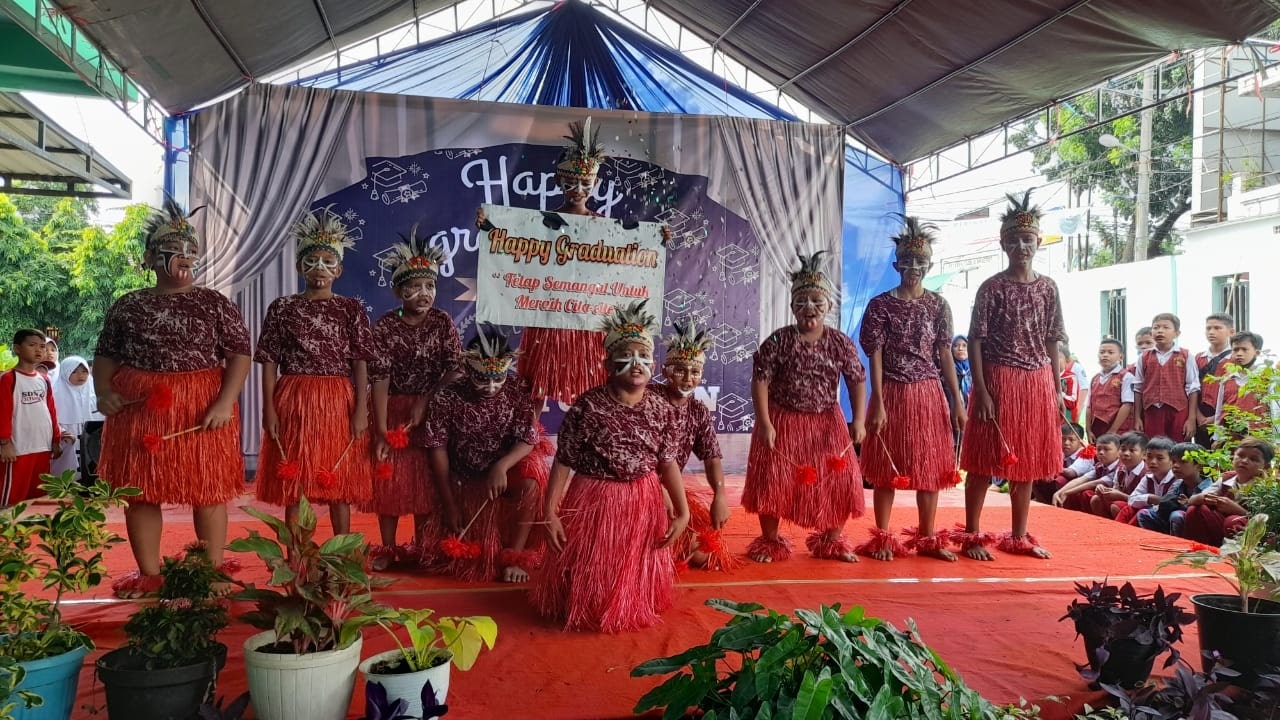 Tari Yamko Rambe Yamko Meriahkan Perpisahan di SDN 2 Setu Kulon