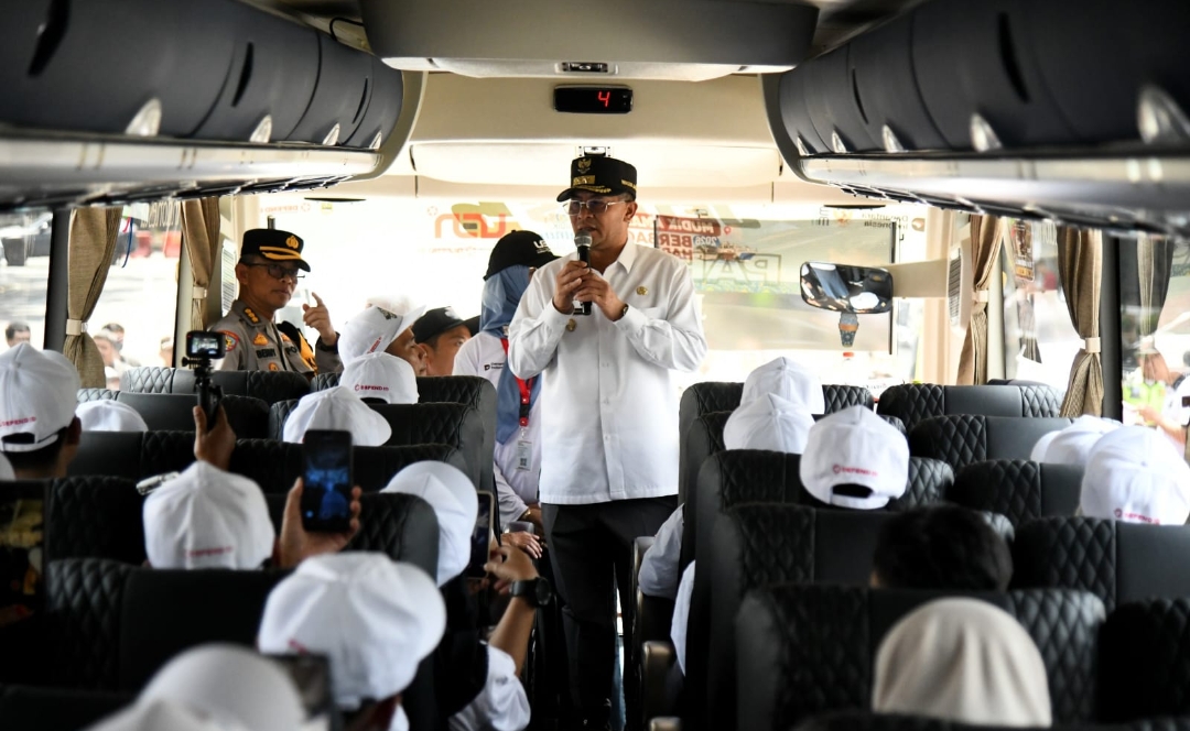 Wagub Jabar Erwan Setiawan Lepas 950 Peserta Mudik Gratis di Bandung