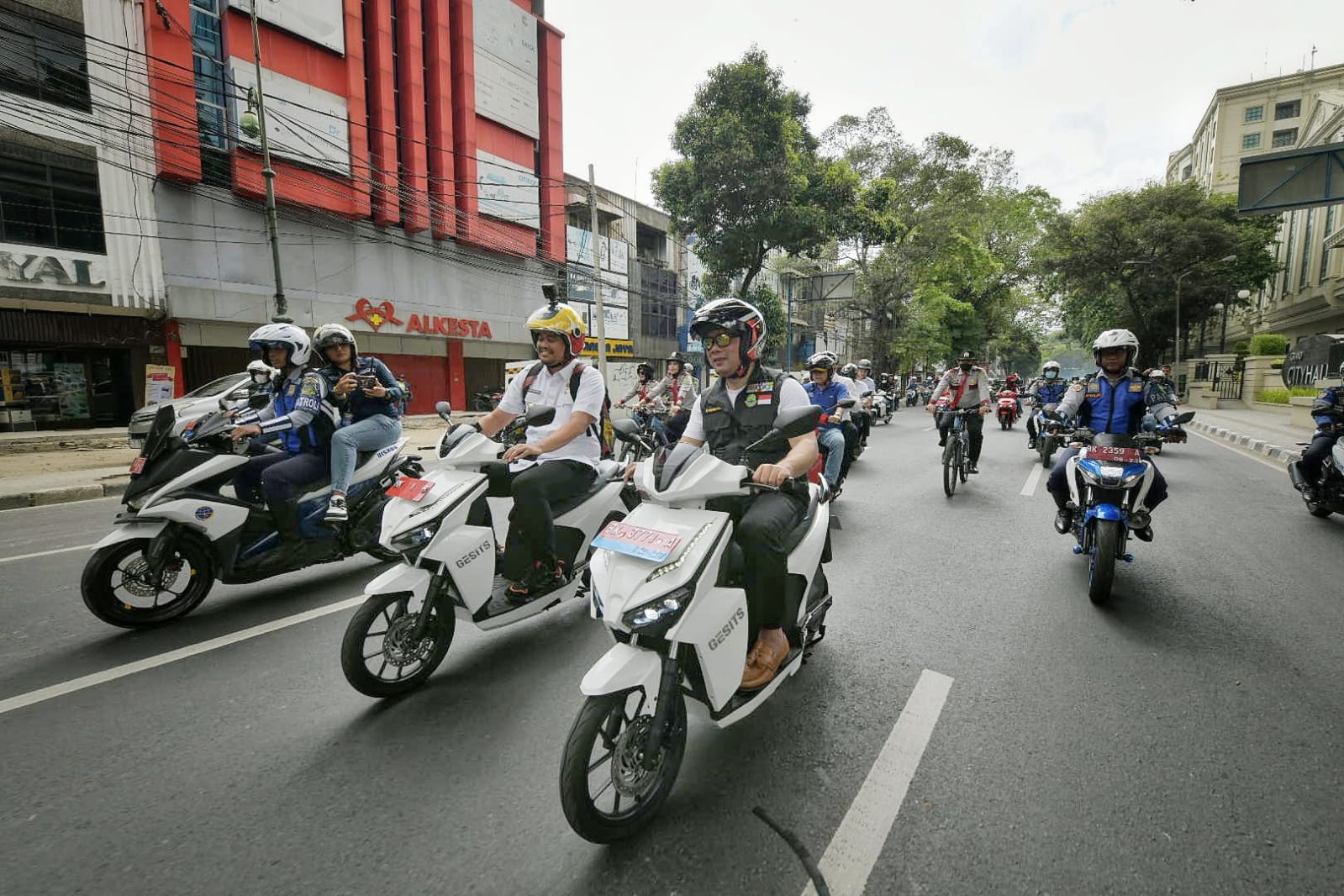 Di Medan, Ridwan Kamil dan Bobby Nasution Kampanyekan Motor Listrik