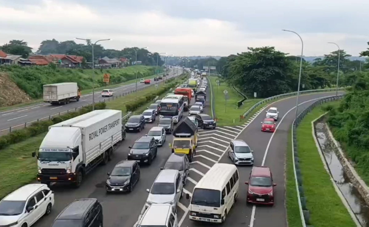 Menuju Jakarta Tersendat! Kendaraan Mengular Panjang di Tol Palikanci