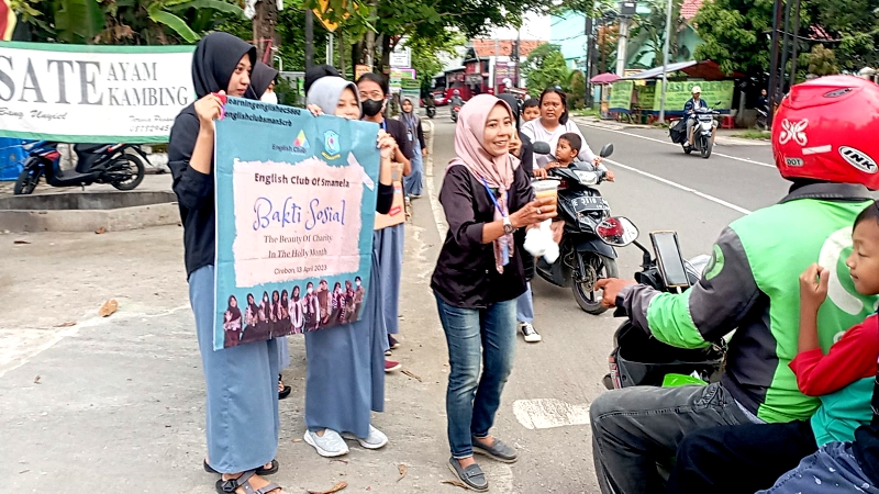 Bulan Ramadhan, English Club SMAN 5 Cirebon Berbagi Takjil Gratis 
