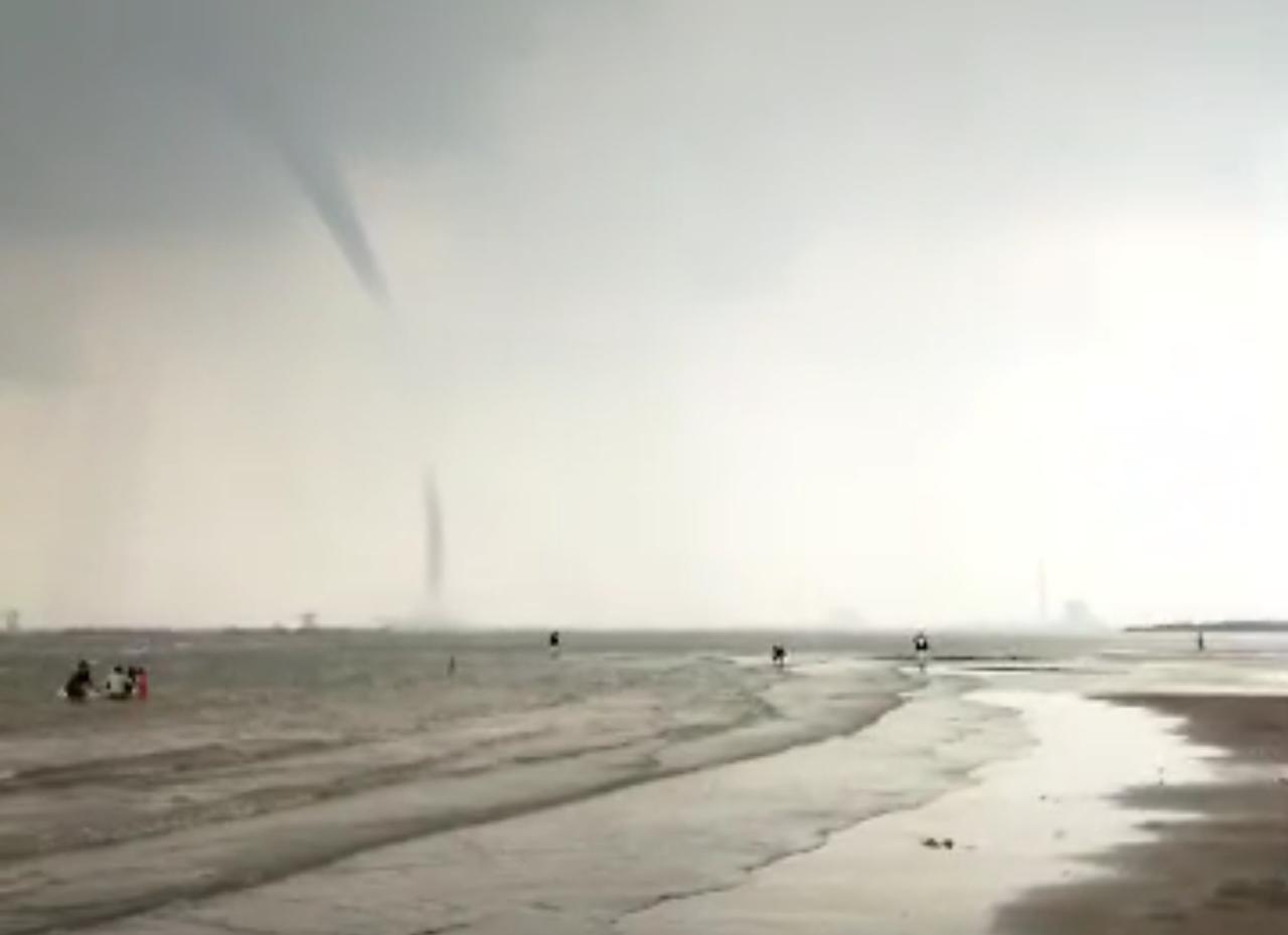 Angin Puting Beliung di Pantai Kejawanan Cirebon, Wisatawan Panik Berhamburan