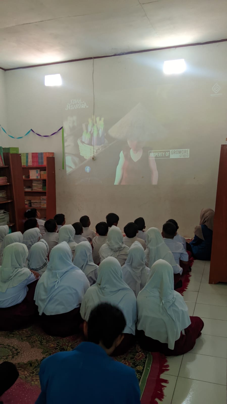 Tingkatkan Literasi Siswa, Himaseda IPB Cirebon Hadirkan Mini Bioskop di Sekolah