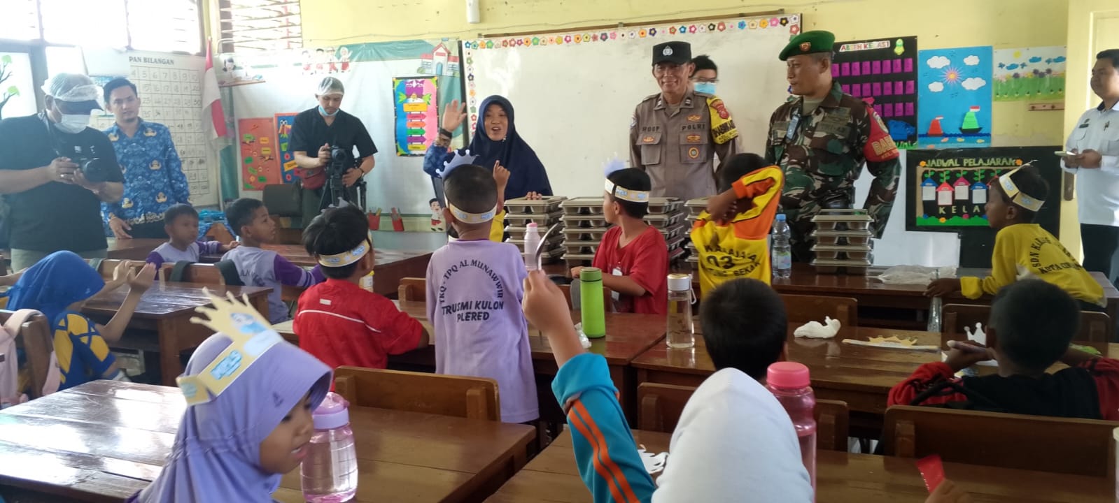 Babinsa Kelurahan Sunyaragi Dampingi Kunjungan Kerja Tim BGN di SDN Karangjalak 2