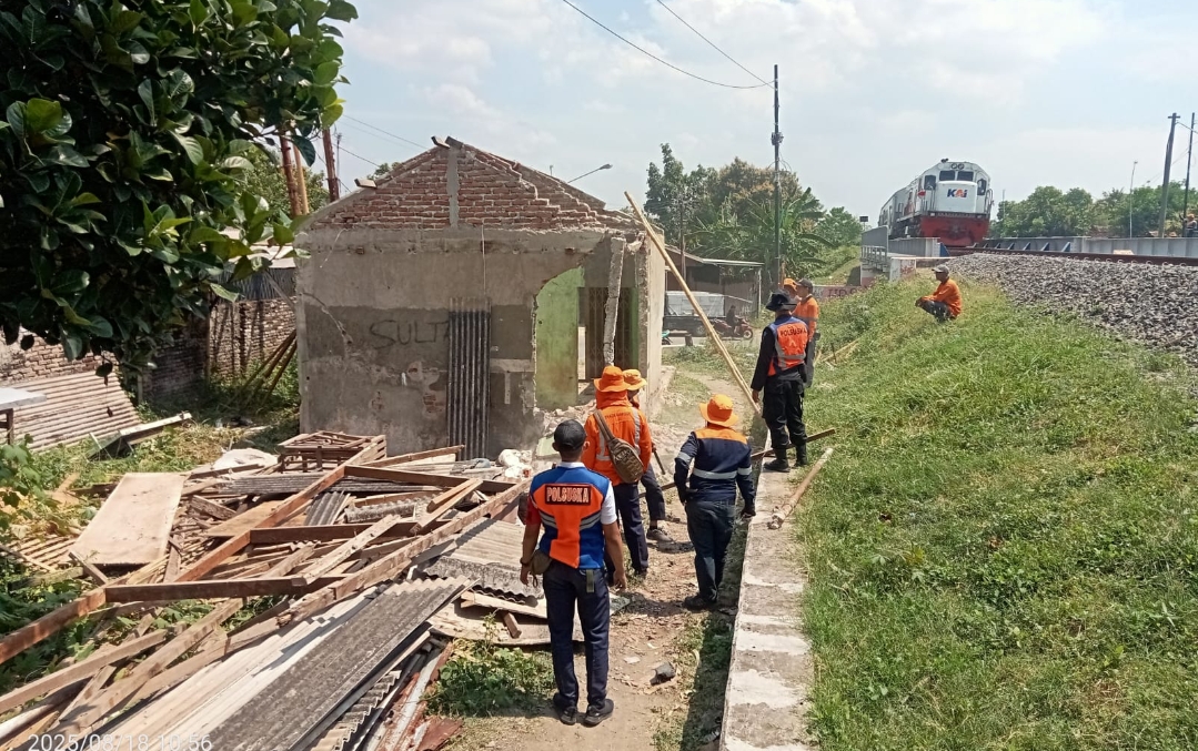 KAI Daop 3 Tertibkan Bangunan Liar di Sekitar Perlintasan Sebidang, Berikut Tujuannya 
