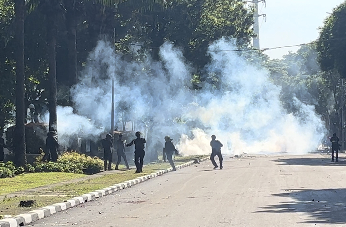 Massa Bertahan di Sekitar Mako Brimob Kwitang, Polisi Tembakkan Gas Air Mata