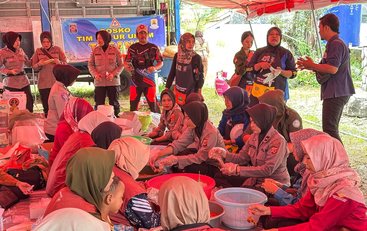 Ketika Polwan dan Dinsos Berkolaborasi di Dapur Umum Gunung Kuda Cirebon