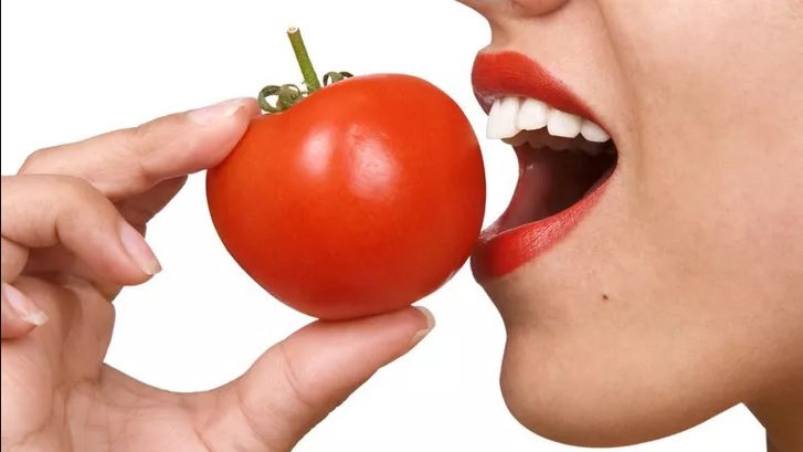 6 Manfaat Makan Tomat Mentah untuk Perawatan Wajah yang Sangat Sayang Sekali Apabila Anda Tidak Baca