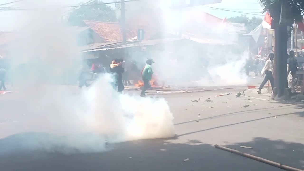 Sumber Rusuh, Polisi Lepaskan Gas Air Mata