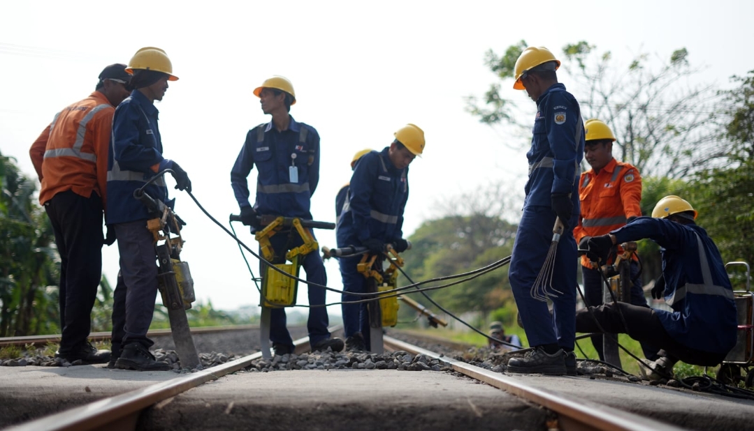 Lakukan Penggantian Wesel, KAI Daop 3 Cirebon: Mohon Maaf Atas Dampak Kelambatan Perjalanan Kereta Api 