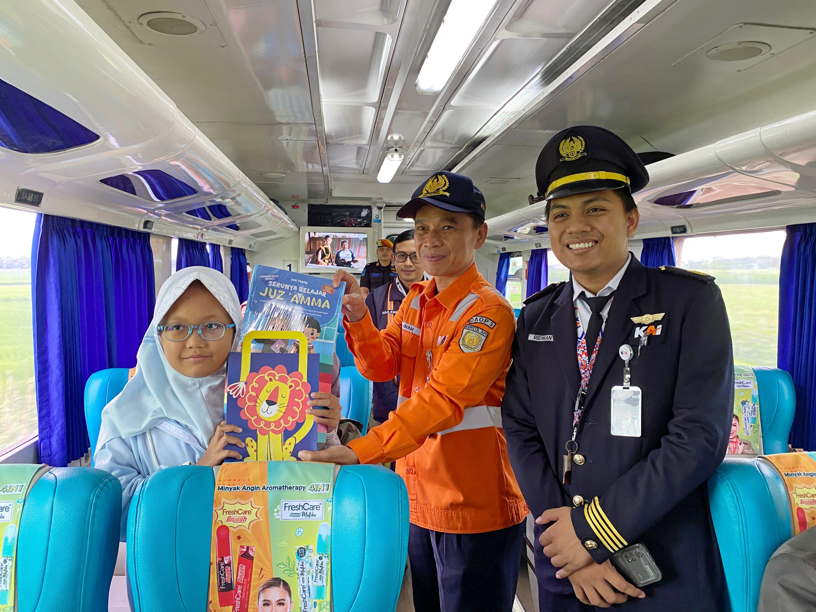 Momen Isra Miraj, PT KAI Daop 3 Cirebon Beri Souvenir ke Penumpang Hafal Al-Qur’an