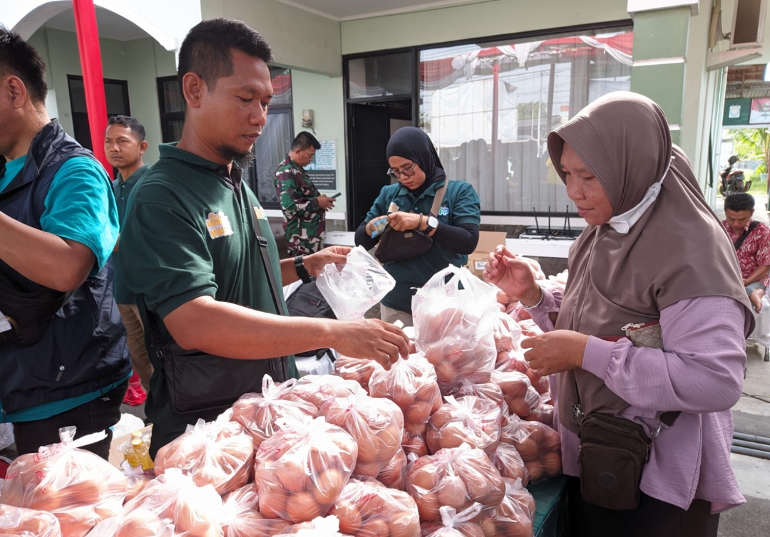 Warga Serbu GMP di Koramil Gunungjati, Satu Jam Baru Buka Sembako Langsung Habis
