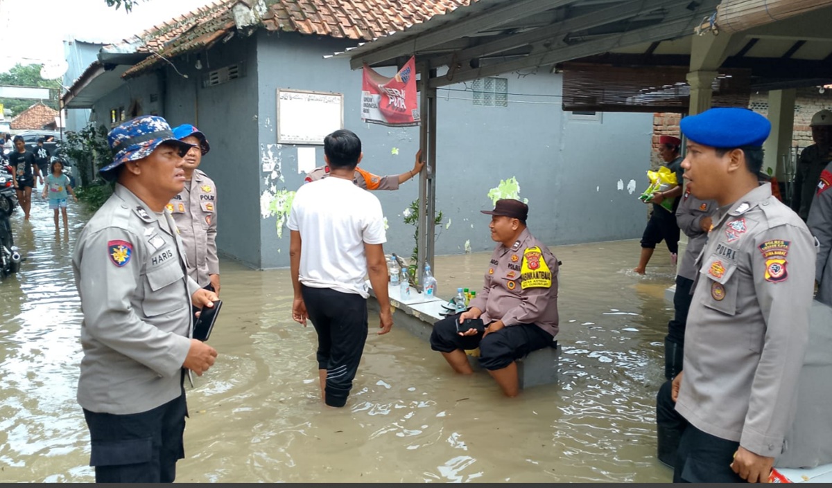 Banjir Rendam Ratusan Rumah di Gunung Jati Cirebon, Satu Rumah Warga Ambruk