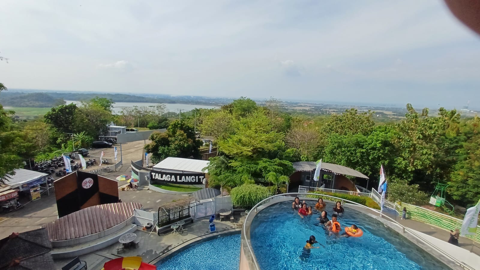 Liburan Lebaran di Cirebon! Datang ke Talaga Langit, Ada Kolam Renang di Atas Bukit dan Museum Santet